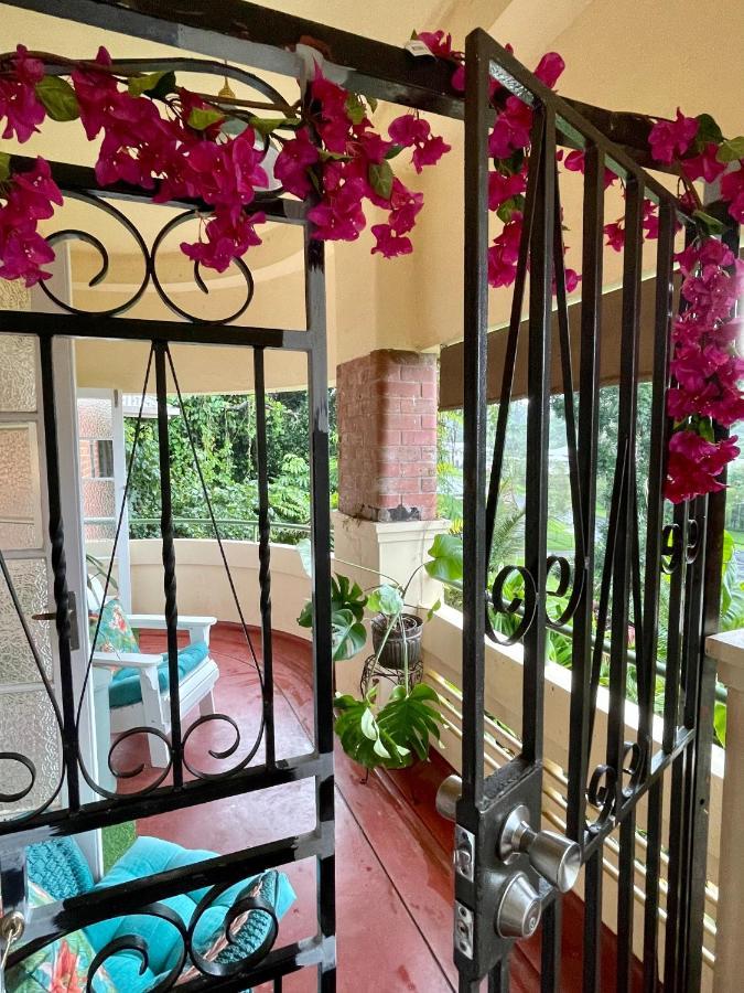 Отель Babinda Quarters Экстерьер фото