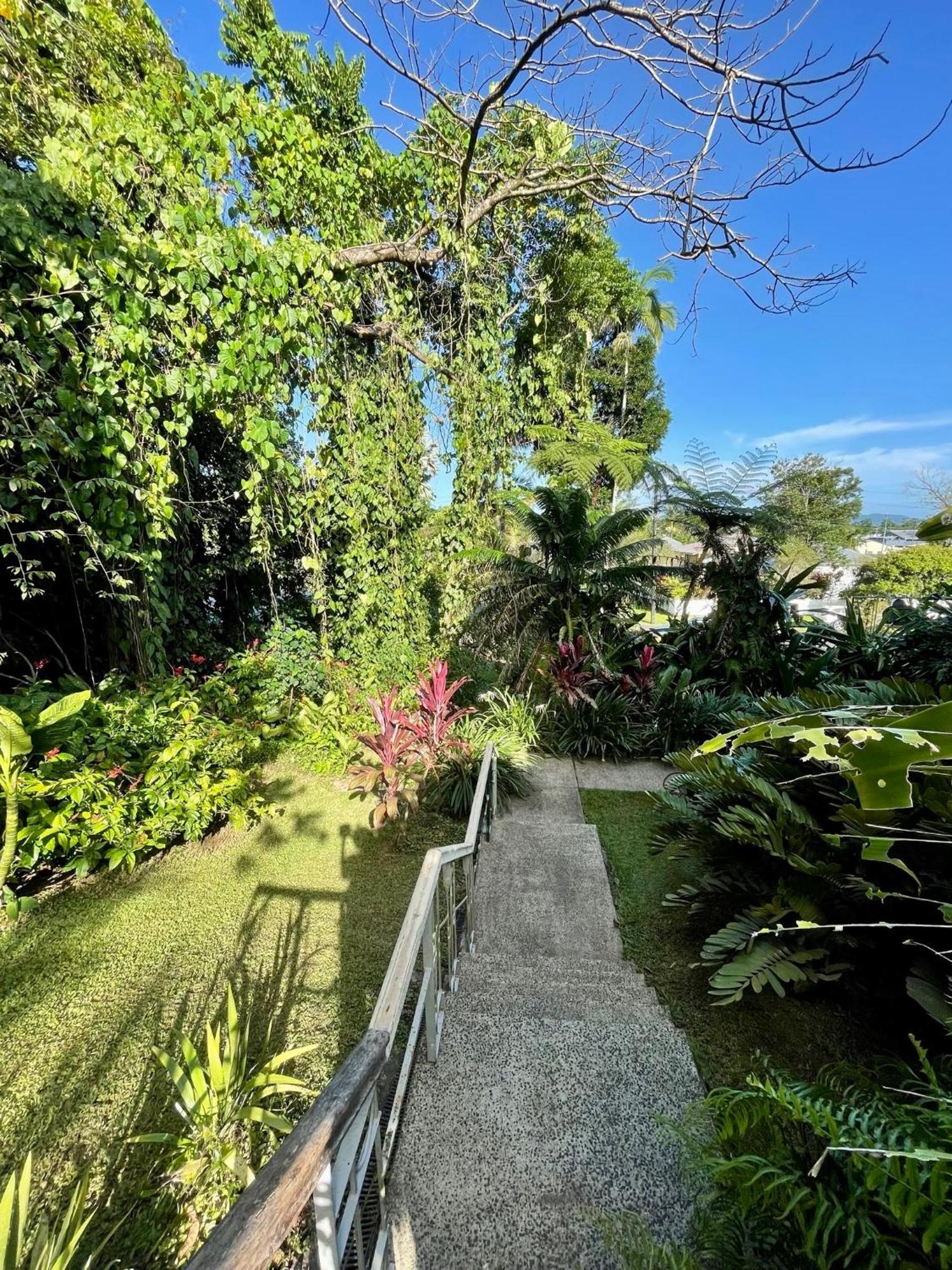 Отель Babinda Quarters Экстерьер фото