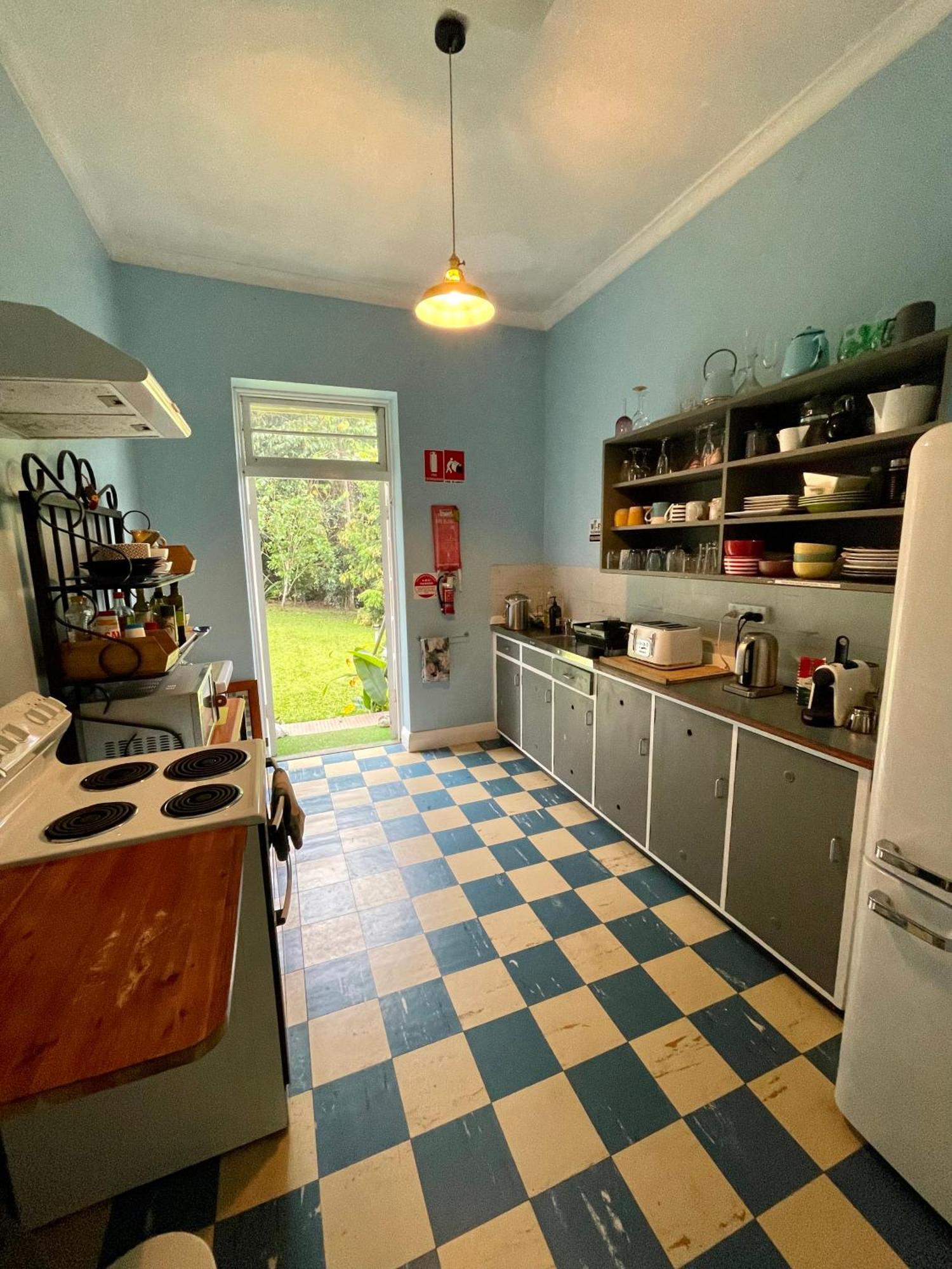 Отель Babinda Quarters Экстерьер фото
