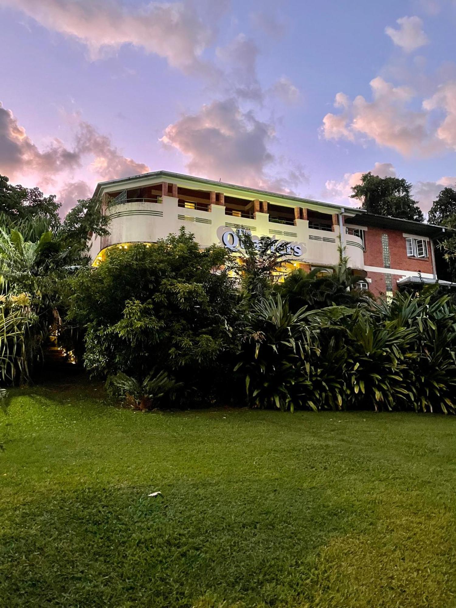 Отель Babinda Quarters Экстерьер фото